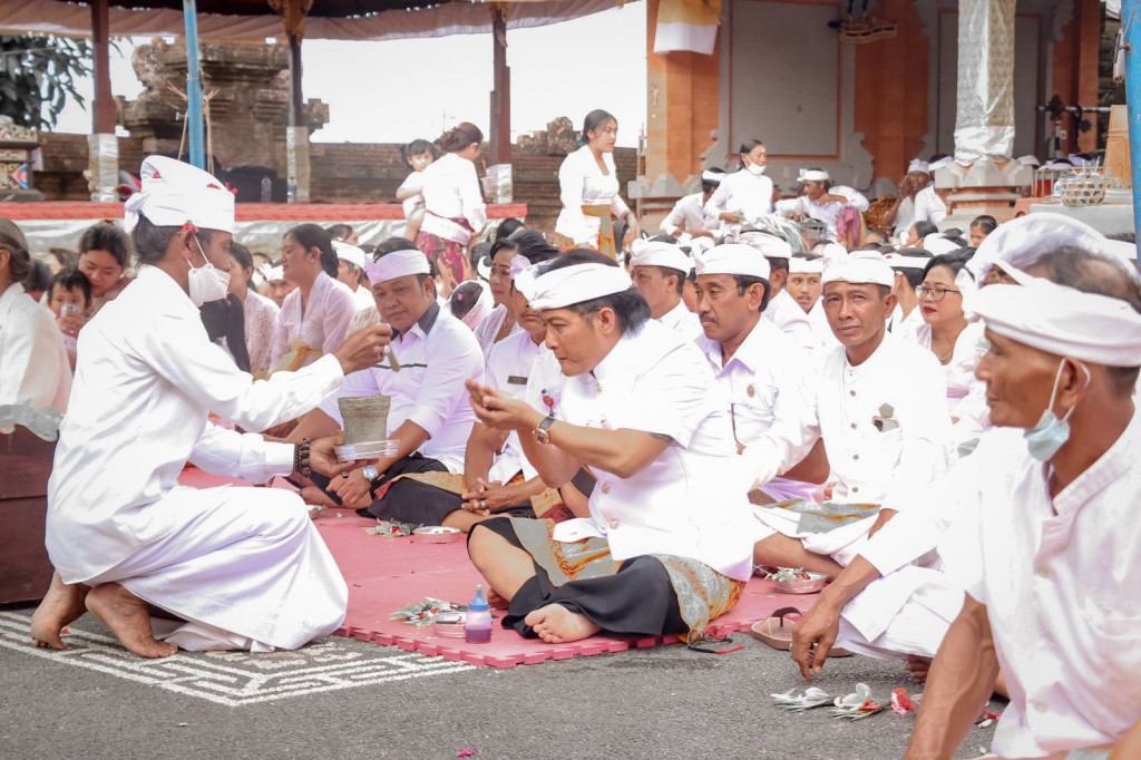 Bupati Nyoman Giri Prasta Hadiri Karya di Pura Desa Desa Adat Pelaga